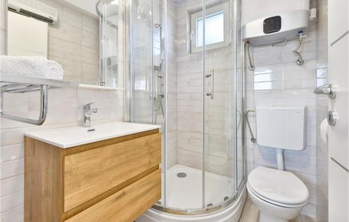 Koupelna v ubytování Gorgeous Home In Siljakovina With Jacuzzi