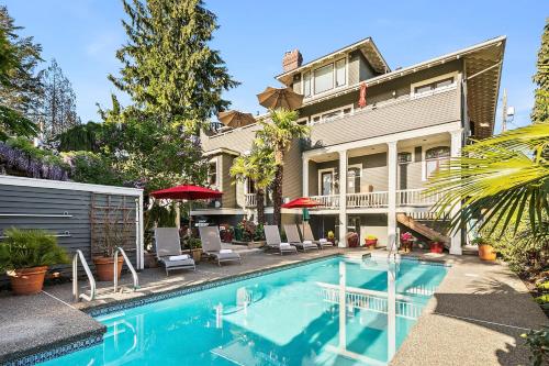 a swimming pool in front of a house at Seattle Gaslight Inn in Seattle