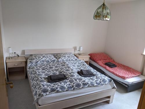 een slaapkamer met 2 bedden en 2 nachtkastjes bij Ferienwohnung Grenzenblick in Bayerisch Eisenstein