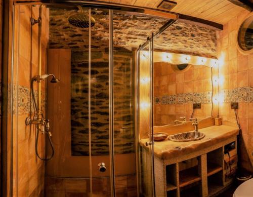 uma casa de banho com um chuveiro e um lavatório. em Fogar de Breogán em Pontevedra