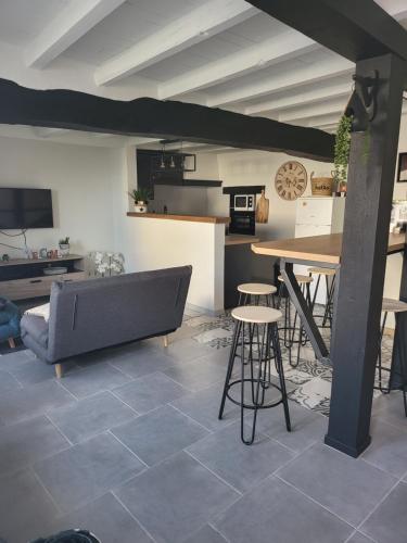 un salon avec un canapé et une table dans l'établissement Maison de campagne individuelle et patio, à Poulan-Pouzols