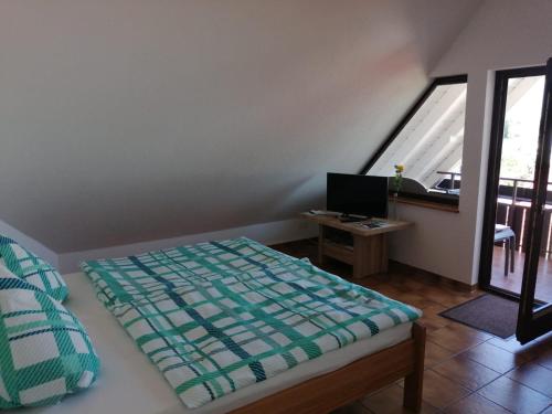 Postel nebo postele na pokoji v ubytování Ferienwohnung Hengnau in Wasserburg am Bodensee