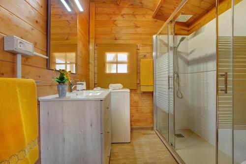 a bathroom with a sink and a shower at La Cabañita de Javi in Tuineje