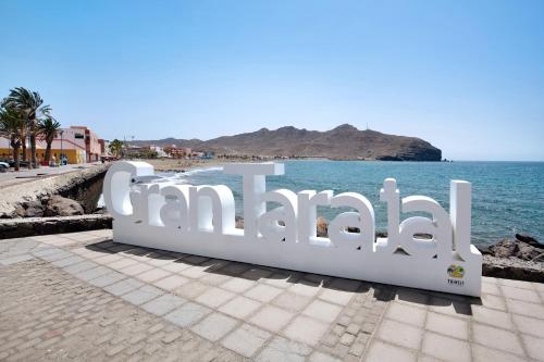 a sign that reads canaria next to the ocean at Casa Relax in Gran Tarajal