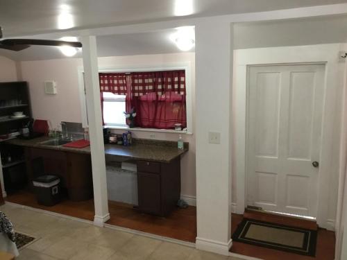 Кухня или мини-кухня в Studio apartment at Historical House
