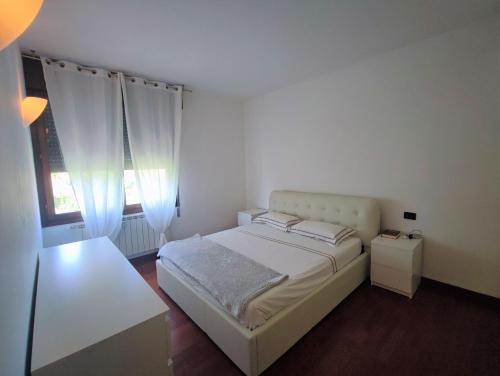 Ένα ή περισσότερα κρεβάτια σε δωμάτιο στο Fido Home with Lagoon View