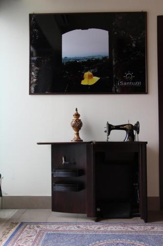 a table with a television on a wall at i Santuzzi in Lentini