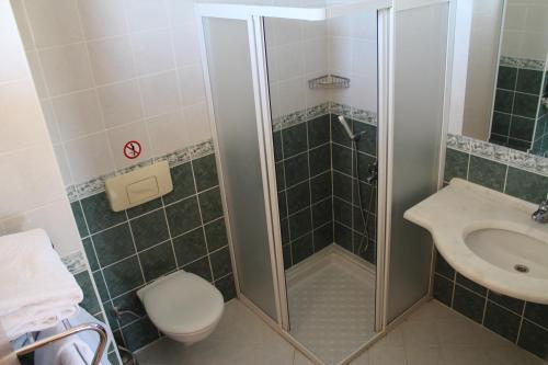 A bathroom at Nar Apart Hotel