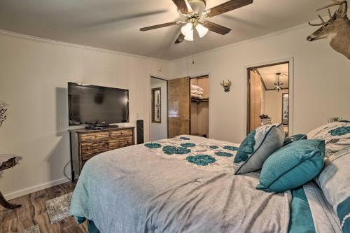 Ένα ή περισσότερα κρεβάτια σε δωμάτιο στο Cozy Hale Home Between Long and Loon Lakes!
