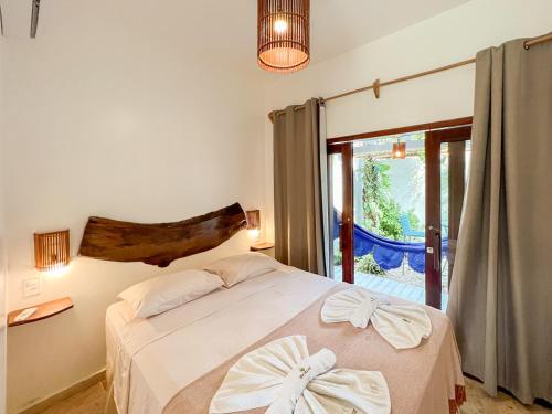 um quarto com uma cama com arcos em Uba Village em Icaraí