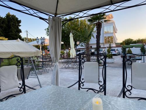 Apartments Vila Sara Mにあるレストランまたは飲食店