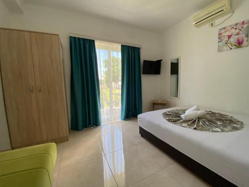 Un pat sau paturi într-o cameră la Apartments Vila Sara M