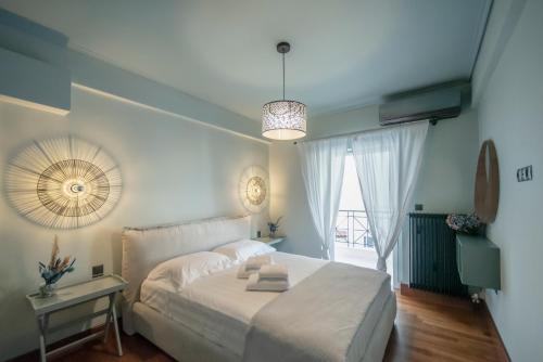 sypialnia z białym łóżkiem i oknem w obiekcie Luxury Premium Suite #5 w Chalkidzie
