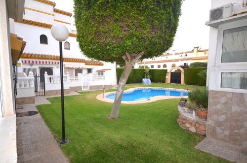 Agradable adosado con piscina
