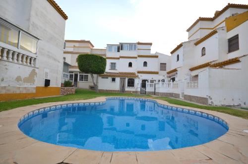 Agradable adosado con piscina, duchas hidromasaje