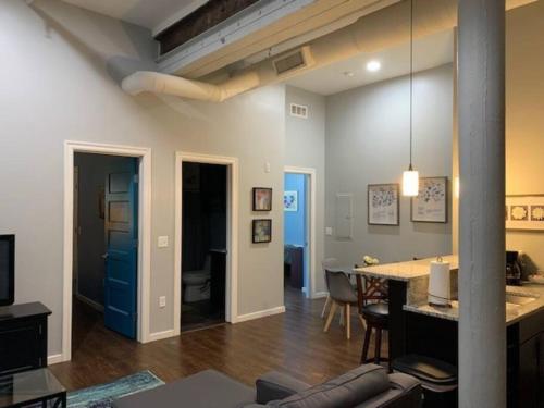 uma sala de estar com uma cozinha e uma sala de jantar em #2BR-1BA Loft Downtown KC in Historic Building em Kansas City