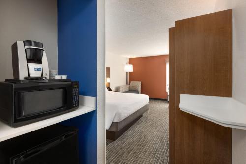 Tempat tidur dalam kamar di Holiday Inn Express Vero Beach-West I-95, an IHG Hotel
