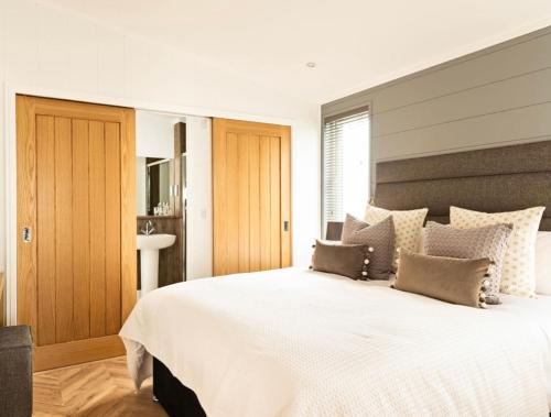 Postel nebo postele na pokoji v ubytování Cairn Lodge