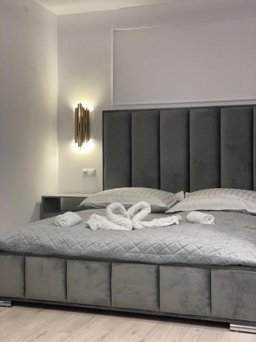 Ένα ή περισσότερα κρεβάτια σε δωμάτιο στο Apartamenty i pokoje nowomiejska 119