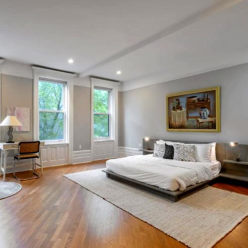1 dormitorio con 1 cama, 1 mesa y 1 silla en Spectacular vacation home with excellent location in New York en Nueva York