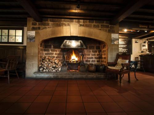 Una gran chimenea de ladrillo con fuego. en Wellington Inn, en Harrogate