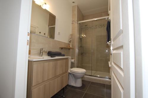 une salle de bain avec une douche, des toilettes et un lavabo dans l'établissement Le Zen by EasyEscale, à Romilly-sur-Seine