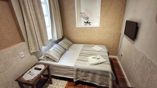 - un petit lit dans une petite chambre avec fenêtre dans l'établissement Rio Deal Guest House, à Rio de Janeiro