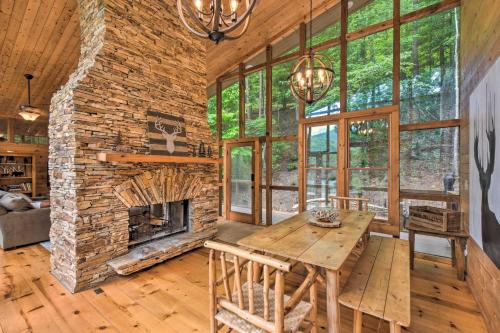 Χώρος καθιστικού στο Lakefront Glass House Cabin with Mountain Views!