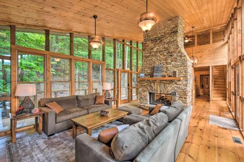 Χώρος καθιστικού στο Lakefront Glass House Cabin with Mountain Views!