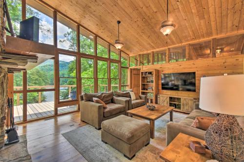 Χώρος καθιστικού στο Lakefront Glass House Cabin with Mountain Views!