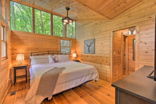 Ένα ή περισσότερα κρεβάτια σε δωμάτιο στο Lakefront Glass House Cabin with Mountain Views!