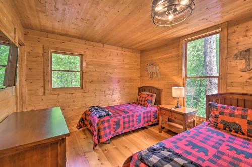 Χώρος καθιστικού στο Lakefront Glass House Cabin with Mountain Views!