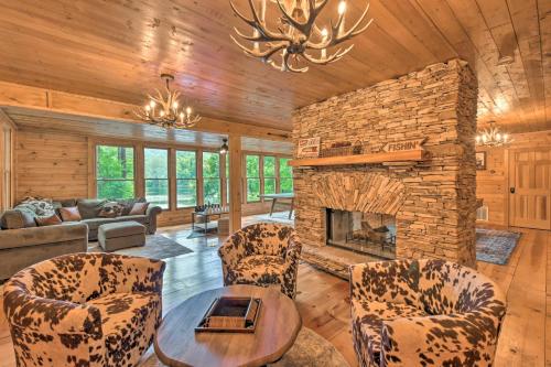 Χώρος καθιστικού στο Lakefront Glass House Cabin with Mountain Views!