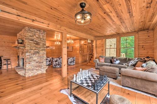 Χώρος καθιστικού στο Lakefront Glass House Cabin with Mountain Views!