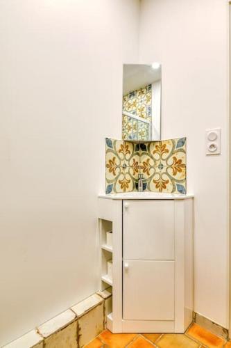 Cette chambre comprend une armoire blanche et un miroir. dans l'établissement Villa Cavi Tamaris, au Grau-dʼAgde