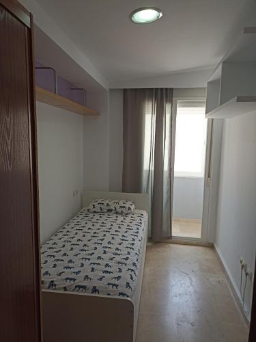 - une chambre avec un lit dans une pièce dotée d'une fenêtre dans l'établissement Torrox, à Fuengirola