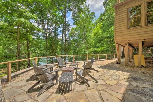 Μπαλκόνι ή βεράντα στο Lakefront Glass House Cabin with Mountain Views!