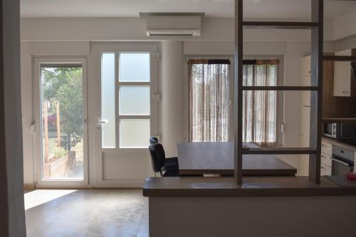 cocina con escritorio en una habitación con ventanas en Relax & Enjoy - Marcana Apartments, en Marčana