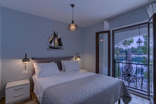 ein Schlafzimmer mit einem Bett und einem Balkon in der Unterkunft SAFIRUS in Korčula