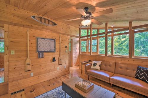 Χώρος καθιστικού στο Lakefront Glass House Cabin with Mountain Views!