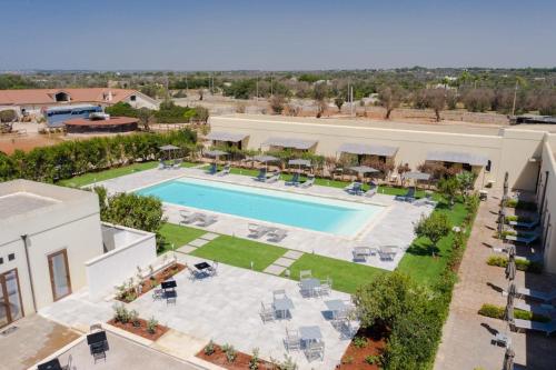 una vista aérea de un edificio con piscina en Delle Rose, Hotel & Restaurant, en Torre Vado