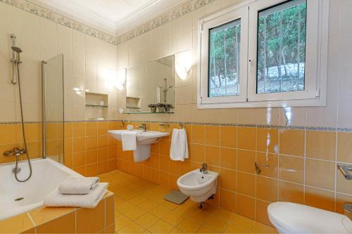 Ett badrum på Villa Scheria