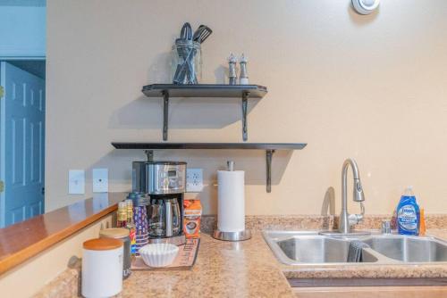 A kitchen or kitchenette at The Western Hale Hideaway