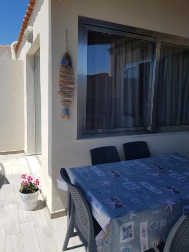 een tafel met een blauwe tafeldoek op een patio bij Appartamenti in paese a poca distanza dal mare in Lampedusa