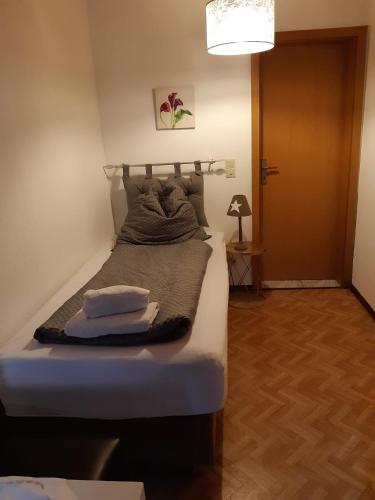 a bedroom with a bed with towels on it at Weingut und Gästehaus Vongerichten in Oberhausen