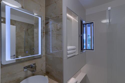 A bathroom at SAFIRUS