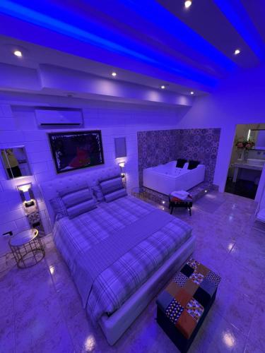 um quarto grande com uma cama grande e um sofá em GianLuis Luxury Suites em Fasano