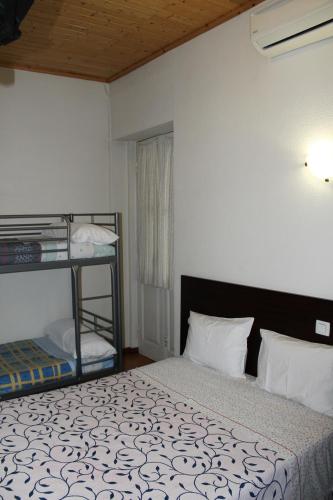 a bedroom with a bed and a bunk bed gmaxwell gmaxwell gmaxwell gmaxwell gmaxwell at Residencia Vale Formoso in Porto