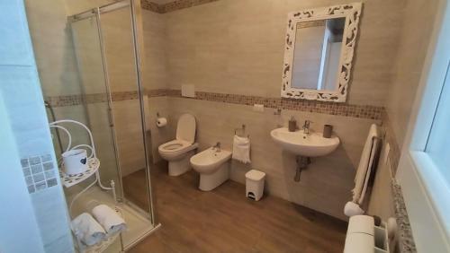 uma casa de banho com um WC, um lavatório e um chuveiro em LA CASA DI SOPRA em Martano