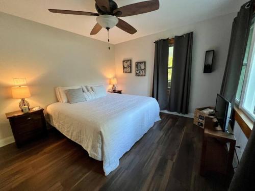 Postel nebo postele na pokoji v ubytování Beautiful 2 BR 1 BA Cabin in Blue Ridge Mountains: The Little White House
